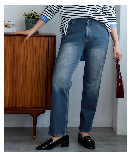 nissen（ニッセン）の「＜大きいサイズ＞よく伸びるストレートデニムパンツ（ゆったりヒップ）（パンツ・レディース・インディゴブルー/ライトブルー・L/LL/3L/4L/5L/6L/8L/10L）」の9枚目の写真