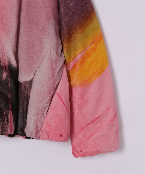 ADAM ET ROPE'（アダムエロペ）の「MENS【OVERCOAT】DOLMAN SLEEVE PUFFER JACKET WITH BATTING IN PRINTED VELVET（ノーカラージャケット・メンズ・パープル系・1/2）」の6枚目の写真