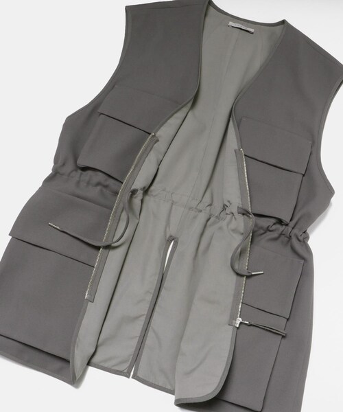 LAATO（ラート）の「PIPING POCKET VEST（ベスト・レディース・クリーム/アスファルト・Free）」の8枚目の写真