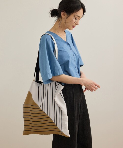 ROPE'(ロペ)の「幾何学柄シルクトートバッグ(トートバッグ・レディース・オフホワイト/サックス・F)」の9枚目の写真