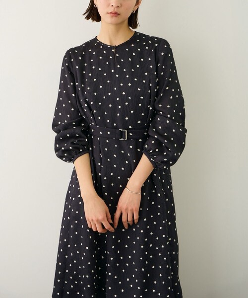 ROPE'（ロペ）の「ドットプリントウエストベルトワンピース（ワンピース・レディース・キナリ/ネイビー/ベージュ・36/38）」の15枚目の写真