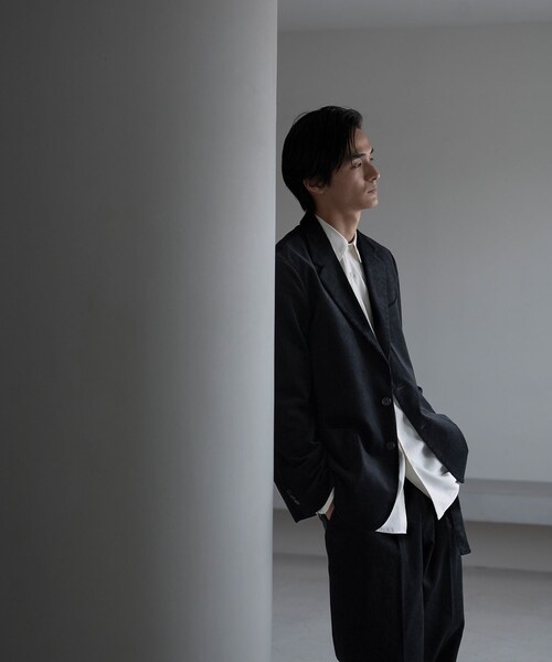 ADAM ET ROPE'（アダムエロペ）の「コーデュロイリラックスジャケット（テーラードジャケット・メンズ・ブラック/チャコール・L/M/S）」の2枚目の写真
