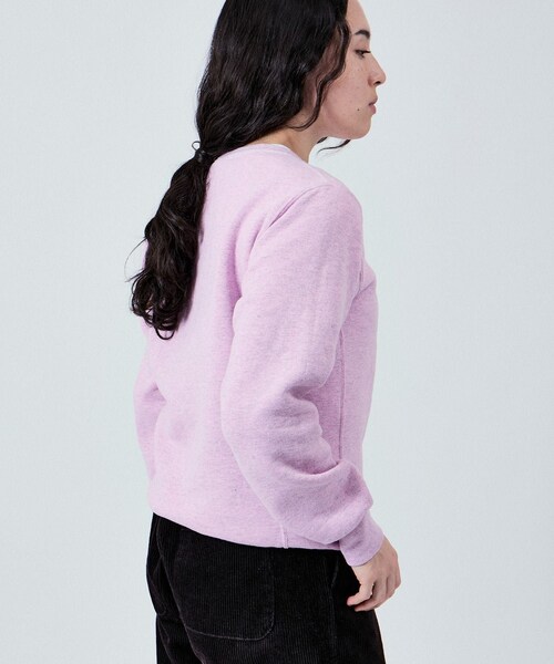 ADAM ET ROPE'（アダムエロペ）の「【RUSSELL ATHLETIC for M TO R】DYED EMBRO SWEATSHIRTS UNISEX（スウェット・レディース・ライトグレー/ネイビー/レッド/ピンク・L/M/S/XL）」の9枚目の写真
