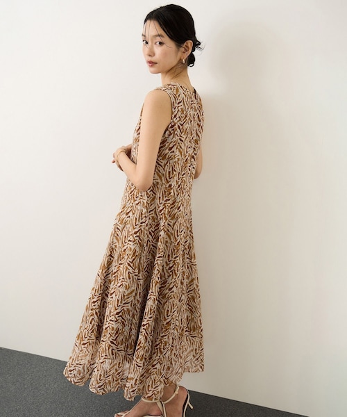 ROPE'(ロペ)の「【DEVEAUX(デヴォー)】プリントフレアワンピース(ワンピース・レディース・ブラック系/キャメル系・F)」の9枚目の写真