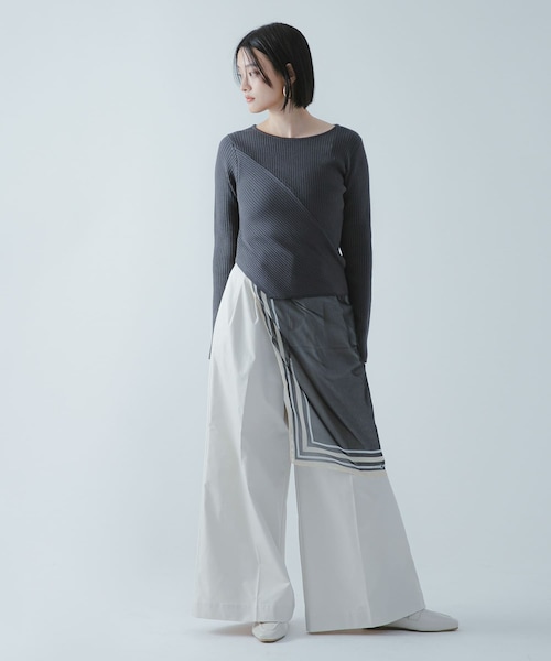 SENSE OF PLACE by URBAN RESEARCH(センスオブプレイスバイアーバンリサーチ)の「『洗濯可/防花粉』SKINProofアシメヘムボートネックセーター(ニット/セーター・レディース・CHARCOAL/IVORY/NAVY/PINK・One)」の2枚目の写真
