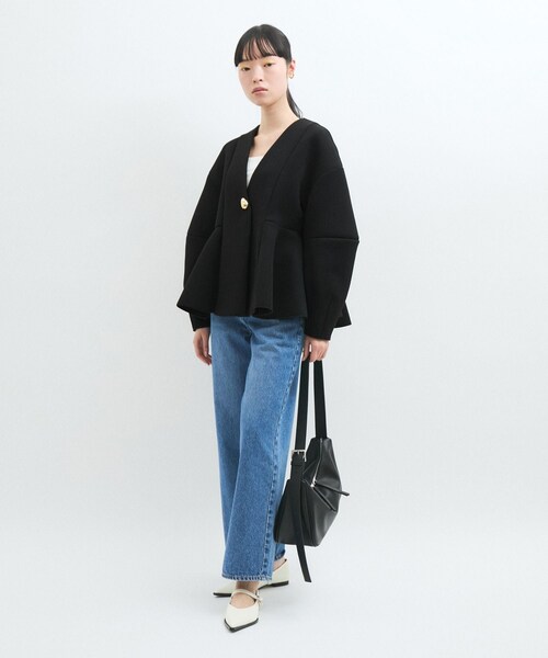 ADAM ET ROPE'(アダムエロペ)の「【洗える】エッグブローチ付きペプラムカーディガン(カーディガン/ボレロ・レディース・ブラック/グレー/キナリ・F)」の7枚目の写真