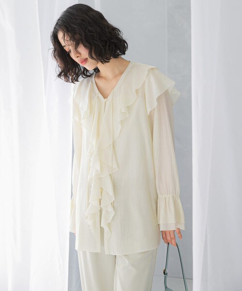 URBAN RESEARCH ROSSO（アーバンリサーチロッソ）の「『WEB/一部店舗限定』ラッフルデザインブラウス（シャツ/ブラウス・レディース・OFF WHITE/BLACK/PINK・FREE）」の5枚目の写真