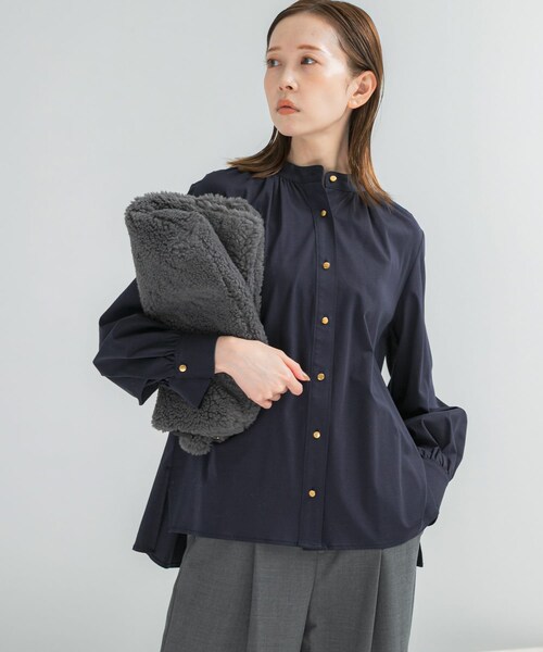 URBAN RESEARCH ROSSO（アーバンリサーチロッソ）の「『WEB限定』デザインボタンカットソーブラウス（シャツ/ブラウス・レディース・OFF WHITE/NAVY・FREE）」の2枚目の写真