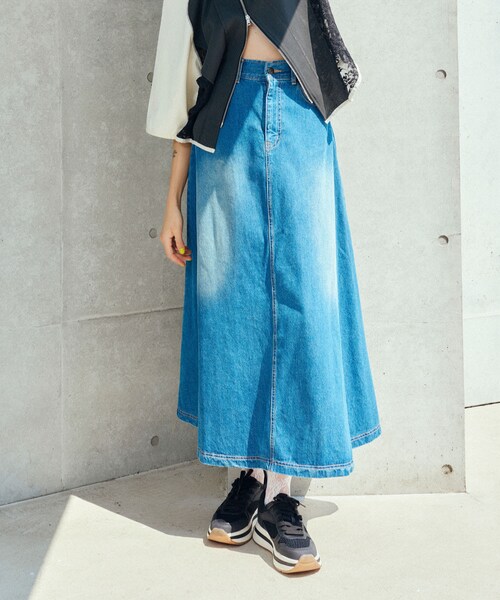 SENSE OF PLACE by URBAN RESEARCH（センスオブプレイスバイアーバンリサーチ）の「ANNA SUI NYC　オーバードレープデニムロングスカート（デニムスカート・レディース・BLUE/BLACK・S/M）」の2枚目の写真
