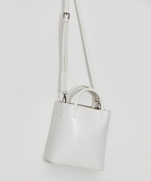 ADAM ET ROPE'(アダムエロペ)の「【一部WEB限定カラー】ダブルポケット2WAYバッグ(ハンドバッグ・レディース・ホワイト系/その他・F)」の2枚目の写真