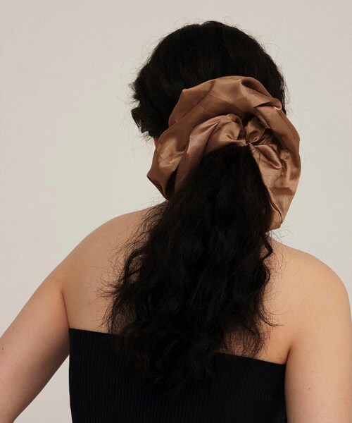 URBAN RESEARCH（アーバンリサーチ）の「ucalypt　Big Satin scrunchie（ヘアゴム・レディース・Black/Brown・-）」の7枚目の写真