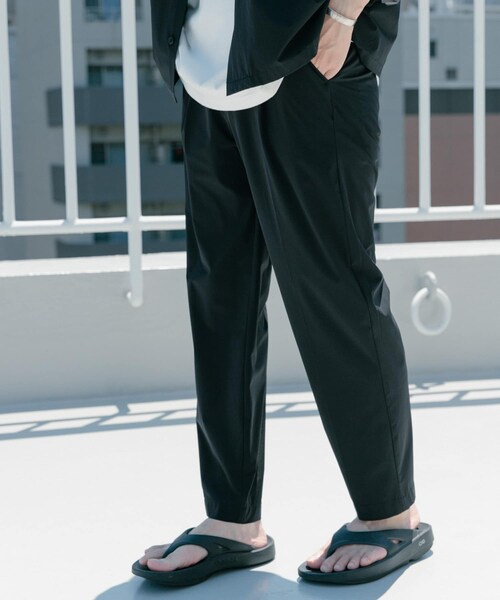 ITEMS URBANRESEARCH(アイテムズ アーバンリサーチ)の「シルキーナイロン 多機能 タックパンツ(その他パンツ・メンズ・CHA/BLK/NVY・M/L)」の6枚目の写真
