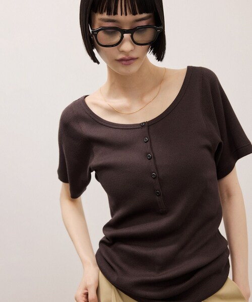 ADAM ET ROPE'(アダムエロペ)の「ハーフスリーブリブTシャツ(Tシャツ/カットソー・レディース・ブラック/ダークブラウン/ベージュ・F)」の8枚目の写真