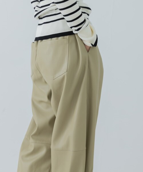 URBAN RESEARCH(アーバンリサーチ)の「レザーライクコクーンパンツ(その他パンツ・レディース・BLACK/BEIGE・FREE)」の14枚目の写真