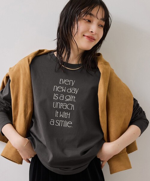 VIS（ビス）の「ロゴ＆フォトアソートプリントロンT（Tシャツ/カットソー・レディース・チャコール/ホワイト/ホワイト系・F）」の6枚目の写真