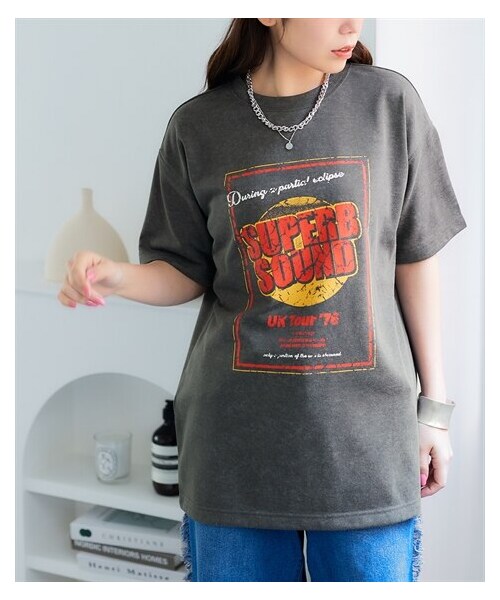 nissen（ニッセン）の「ピグメントライクビンテージ風オーバーサイズプリントTシャツ＜大きいサイズ有＞（Tシャツ/カットソー・レディース・チャコールグレ―:スクエアロゴ/ブルー:フラワーロゴ/ピンク:カレッジロゴ/グレー:ポップロゴ/グレイッシュカーキ:ワッペンロゴ・S~M/L~LL/3L~4L/5L~6L）」の12枚目の写真