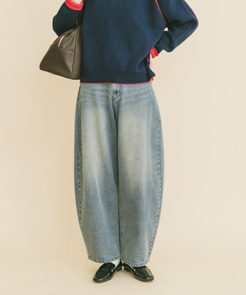ITEMS URBANRESEARCH（アイテムズ アーバンリサーチ）の「デニムコクーンパンツ（デニムパンツ・レディース・WASHBLU/BLK・S/M）」の3枚目の写真
