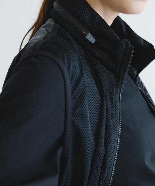 URBAN RESEARCH(アーバンリサーチ)の「MARMOT CAPITAL PERTEX FLONT MESH VEST(テーラードジャケット・レディース・BLACK/ROYAL BLUE・S)」の4枚目の写真
