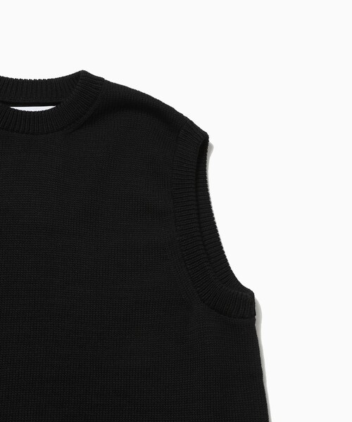 ADAM ET ROPE'(アダムエロペ)の「【REVERBERATE/リバーバレイト】FRINGE KNIT(ベスト・メンズ・ブラック/グレー・2)」の5枚目の写真
