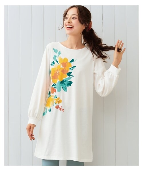 nissen（ニッセン）の「大きいサイズデザインいろいろ選べる綿混プリントカットソーチュニック（チュニック・レディース・黒×オフホワイト(バックロゴ)/チャコールグレー×杢グレー(ペイズリー)/ベージュ(スタンプ)/カーキ(袖プリント)/ピンク(ネコ)/オフホワイト(水彩画)/チャコールグレー(レタード)/モカ(レース)/パープル(パンダ)/ネイビー(ロゴ)・L/LL/3L/4L/5L/6L/8L/10L）」の4枚目の写真