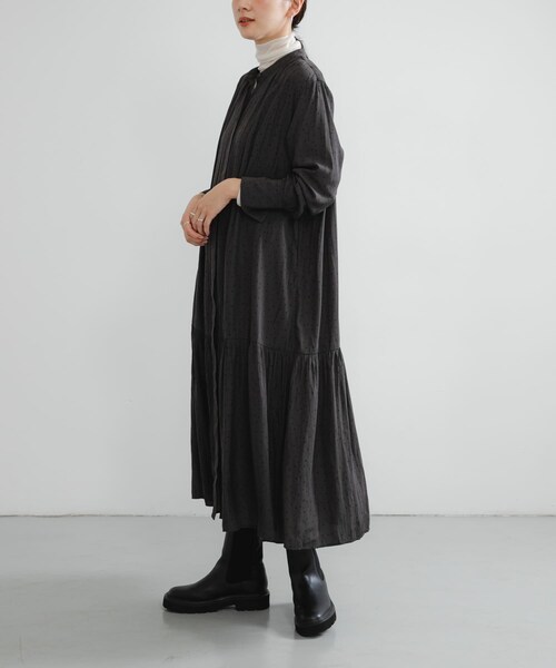URBAN RESEARCH（アーバンリサーチ）の「ギャザーティアードワンピース（ワンピース・レディース・BLACK/CHARCOAL・Free）」の17枚目の写真