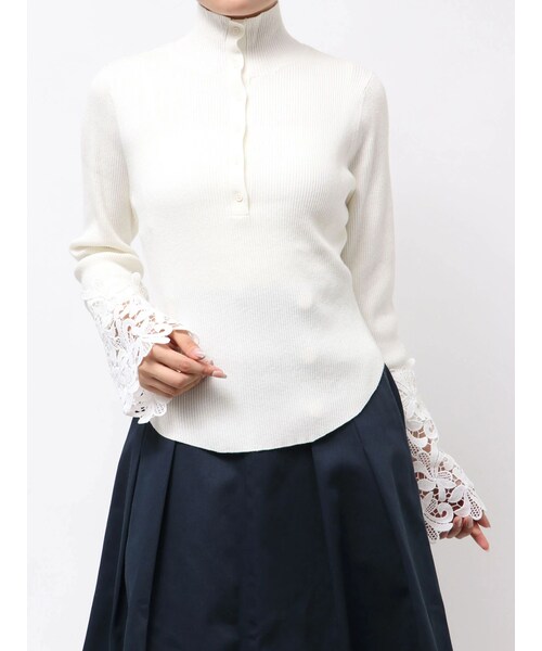 TONAL（トーナル）の「レーススリーブハイネック釦リブニット（ニット/セーター・レディース・オフホワイト/グレー/ピンク・M）」の2枚目の写真
