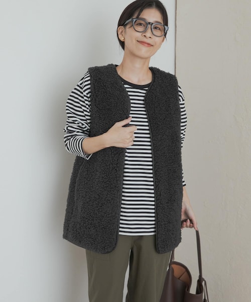 URBAN RESEARCH DOORS(アーバンリサーチドアーズ)の「リバーシブルボアベスト(テーラードジャケット・レディース・GREGE/CHARCOAL・M)」の1枚目の写真