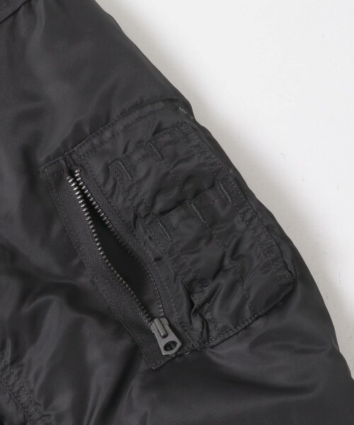 URBAN RESEARCH DOORS(アーバンリサーチドアーズ)の「marka MA-1(ミリタリージャケット・メンズ・SAGE GREEN/BLACK・2/3)」の11枚目の写真