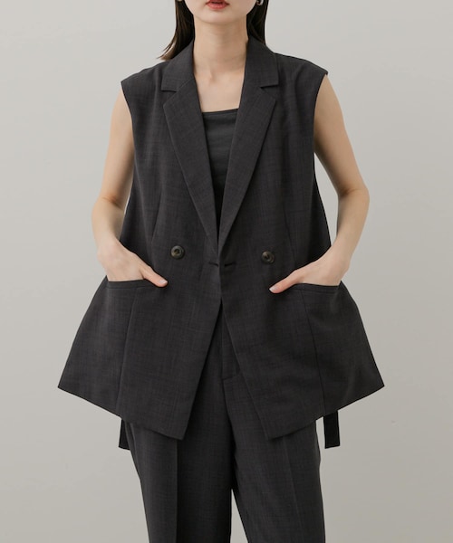 SENSE OF PLACE by URBAN RESEARCH（センスオブプレイスバイアーバンリサーチ）の「『UR TECH DRYLUXE』リネンライクサイドベルトジレ（ベスト・レディース・BLACK/GREIGE/CHARCOAL/NAVY・one）」の4枚目の写真