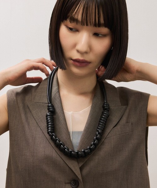 ADAM ET ROPE'(アダムエロペ)の「コードマクラメネックレス(ネックレス・レディース・ブラック・F)」の3枚目の写真