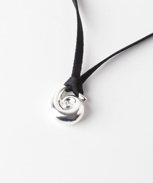 URBAN RESEARCH ROSSO（アーバンリサーチロッソ）の「in mood　SILK SCROLL CHOKER（ネックレス・レディース・SV・-）」の4枚目の写真