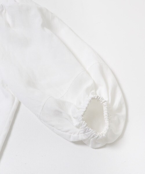 URBAN RESEARCH ROSSO（アーバンリサーチロッソ）の「キュプラリネンオフショル2WAYブラウス（シャツ/ブラウス・レディース・WHITE/NAVY・Free）」の5枚目の写真