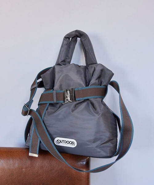 VIS（ビス）の「【OUTDOOR PRODUCTS】VIS別注2WAYベルト付きパデッドトートバッグ（トートバッグ・レディース・ブラック/チャコール/キナリ・F）」の7枚目の写真