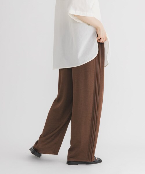 KBF(ケイビーエフ)の「タックラインイージーサテンパンツ(その他パンツ・レディース・BROWN/BEIGE/NAVY・One)」の6枚目の写真