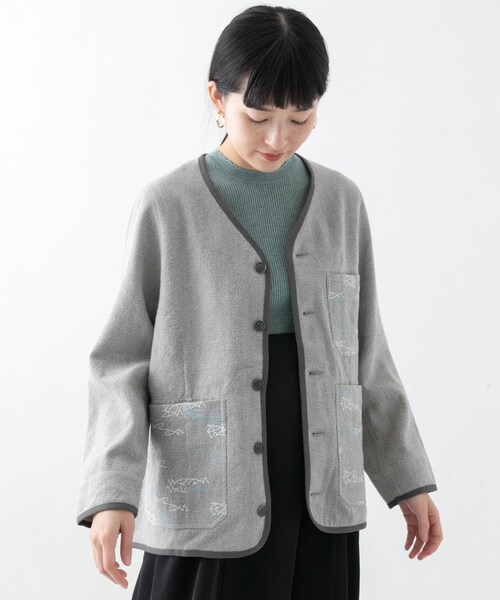URBAN RESEARCH（アーバンリサーチ）の「WORK NOT WORK　ウールエンブロイダリーバーナージャケット（ノーカラージャケット・レディース・GRAY/D.BROWN・1/2）」の14枚目の写真