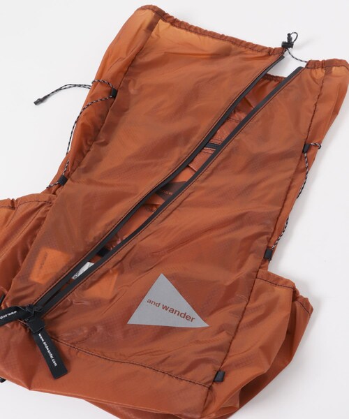 EKAL(エカル)の「and wander SIL DAYPACK(バックパック/リュック・メンズ・BLACK/D.ORANGE/YELLOW GRN・One)」の15枚目の写真