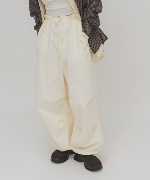 KBF（ケイビーエフ）の「2WAYワイドカーゴパンツ（その他パンツ・レディース・BROWN/IVORY/KHAKI・one）」の2枚目の写真