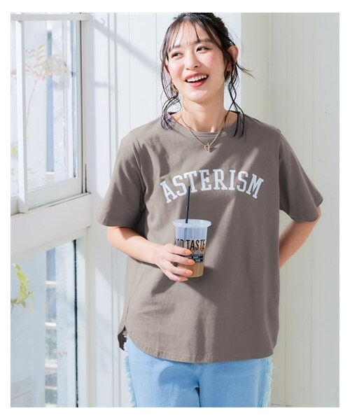 nissen（ニッセン）の「【吸汗速乾】裾ラウンドプリントＴシャツ＜大きいサイズ有＞（Tシャツ/カットソー・レディース・オフホワイト:フレンチロゴ/黒:フレンチロゴ/黒:ロゴ/アイスブルー:カレッジロゴ/オフホワイト:カレッジロゴ/ピンクベージュ:花ロゴ/グレージュ:草木/ライトカーキ:ブックネコ/杢グレー:胸ネコ/グレージュ:胸ネコ/オートミール:花/グレージュ:大人ロゴ/グレー:カレッジロゴ/黒:胸ネコ/ブルー:ブックネコ/ダスティピンク:オーシャン/ダスティミント:ペンギン・S/M/L/LL/3L/4L/5L/6L）」の13枚目の写真