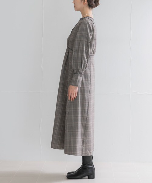 URBAN RESEARCH ROSSO（アーバンリサーチロッソ）の「『一部WEB限定カラー』バイカラーチェックナローワンピース（ワンピース・レディース・BROWN/BEIGE/NAVY・Free）」の12枚目の写真