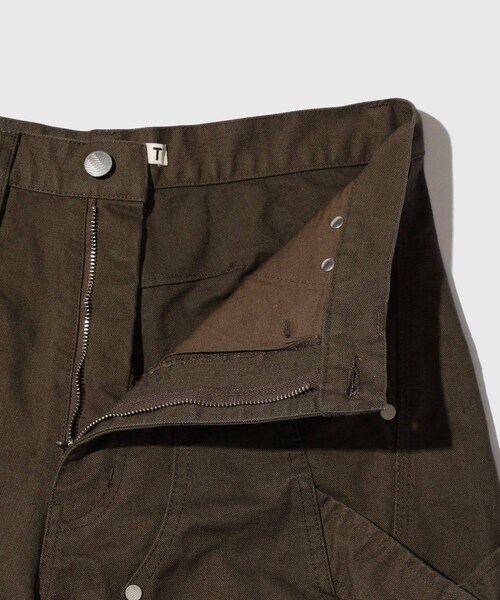 ADAM ET ROPE'(アダムエロペ)の「【NVRFRGT/ネヴァーフォーゲット】CURVED LEG DOUBLE KNEE WORK SHORT PANTS(その他パンツ・メンズ・チャコール/オリーブ・1/2)」の7枚目の写真