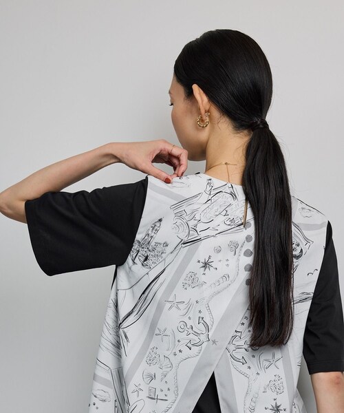 ROPE'（ロペ）の「【洗える】【YUKO SAEKI for ROPE'・コラボ】スカーフ柄プリント Aラインカットソー（Tシャツ/カットソー・レディース・ブラック/オフホワイト・F）」の10枚目の写真