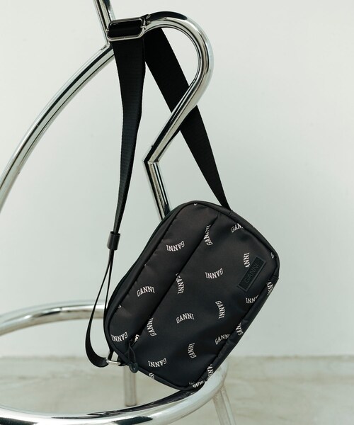 ADAM ET ROPE'(アダムエロペ)の「【GANNI for ADAM ET ROPE'】Re-Tech Logo Print Festival bag(ショルダーバッグ・レディース・ブラック・F)」の3枚目の写真