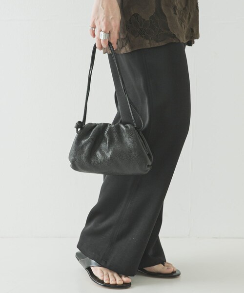 URBAN RESEARCH（アーバンリサーチ）の「レザーショルダーバッグ（ショルダーバッグ・レディース・BLACK/BROWN/SILVER・-）」の4枚目の写真