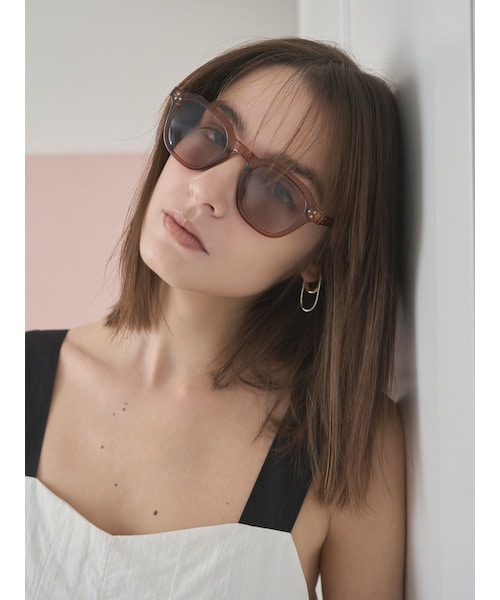 ELENDEEK(エレンディーク)の「FACET FRAME SUNGLASSES(サングラス・レディース・グレー/ブラック/ブラウン/ベージュ/ミックス・F)」の9枚目の写真