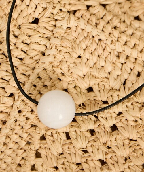 ADAM ET ROPE'（アダムエロペ）の「【J'aDoRe・店舗限定】【Sapir Bachar(サピアバシャール)】SHELL LEATHER CHOKER/レザーチョーカー コーラル（ネックレス・レディース・その他・F）」の5枚目の写真