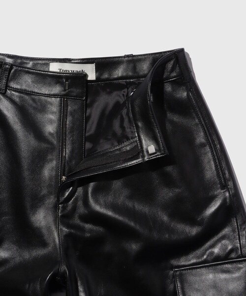 ADAM ET ROPE'（アダムエロペ）の「【TONYWACK/トニーウェック】LAMB LEATHER CARGO SHORTS（カーゴパンツ・メンズ・ブラック・M）」の4枚目の写真