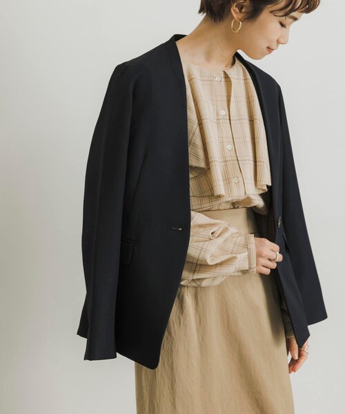 URBAN RESEARCH（アーバンリサーチ）の「ノーカラージャケット（ノーカラージャケット・レディース・BEIGE/NAVY・36/38）」の2枚目の写真