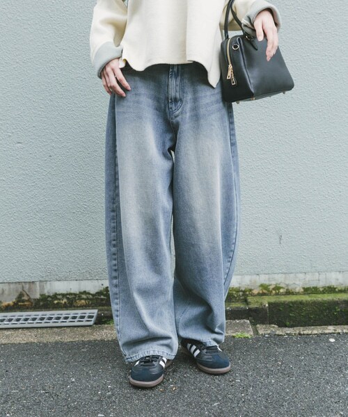 ITEMS URBANRESEARCH（アイテムズ アーバンリサーチ）の「デニムコクーンパンツ（デニムパンツ・レディース・WASHBLU/BLK・S/M）」の17枚目の写真