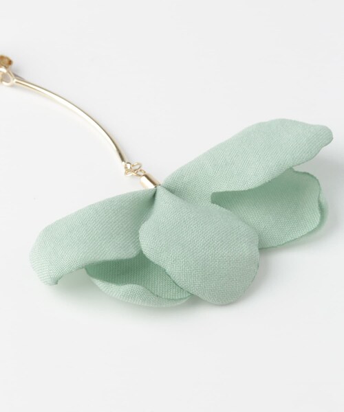 KBF（ケイビーエフ）の「パール×フラワーピアス∴（ピアス（両耳用）・レディース・IVORY/MINT・one/One）」の6枚目の写真