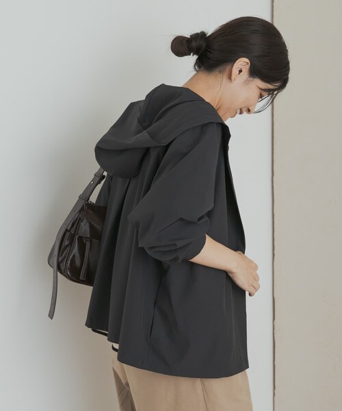 URBAN RESEARCH DOORS(アーバンリサーチドアーズ)の「『UR TECH MoLight』撥水UVカットフードジャケット(テーラードジャケット・レディース・CHARCOAL/BLACK・M)」の18枚目の写真